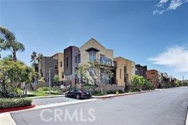 Exterior, Facade, Modern