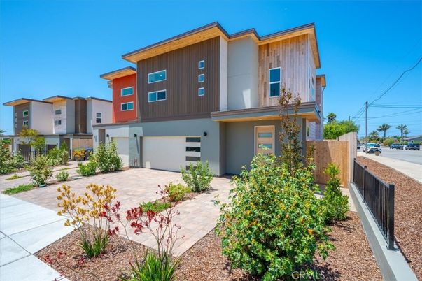 Attached, Exterior, Facade, Modern
