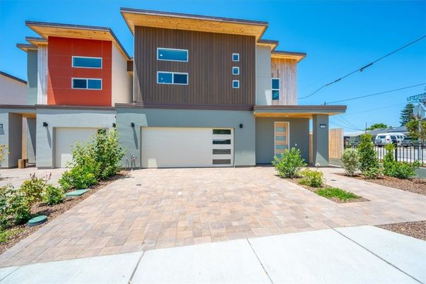 Attached, Exterior, Facade, Modern