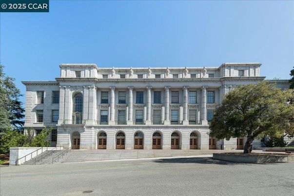 Exterior, Facade, Rowhouse