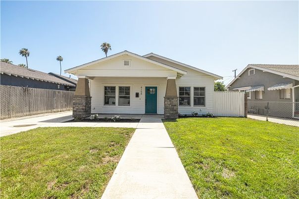 Exterior, Facade, Ranch