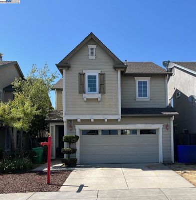 Attached, Exterior, Facade, American Craftsman
