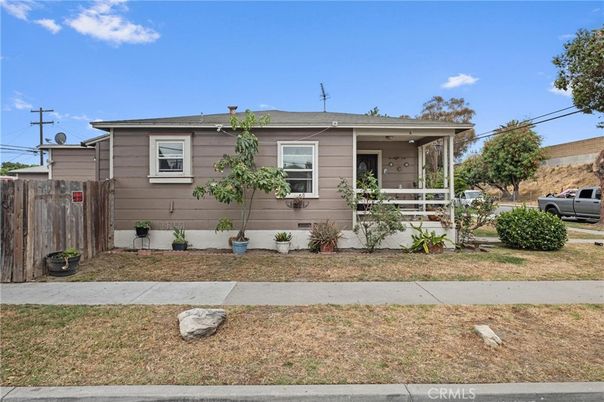 Exterior, Facade, Ranch