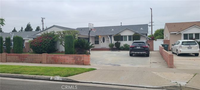 Exterior, Facade, Ranch