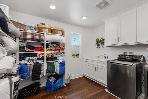 Interior, Recessed Lighting, Washer, Wood Texture Flooring