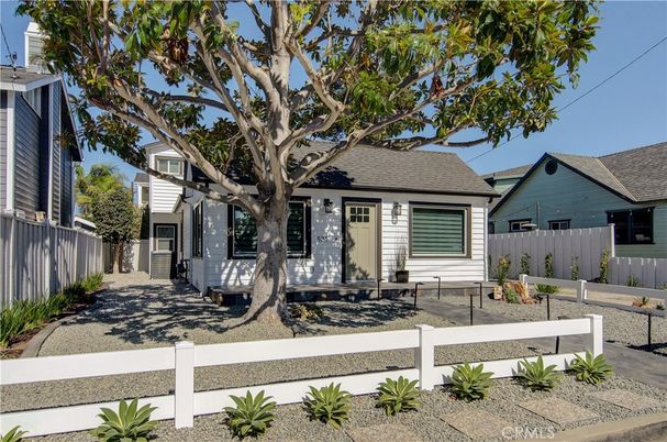 Exterior, Facade, Ranch