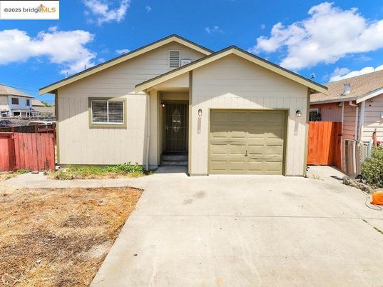 Attached, Exterior, Facade, American Craftsman