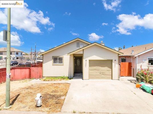 Attached, Exterior, Facade, Ranch