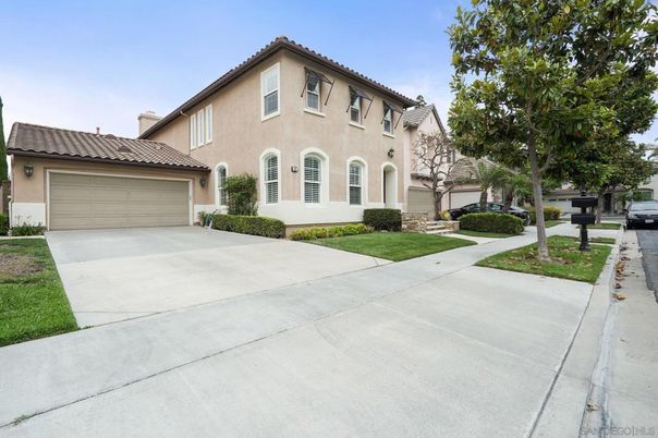 Attached, Exterior, Facade, Mediterranean