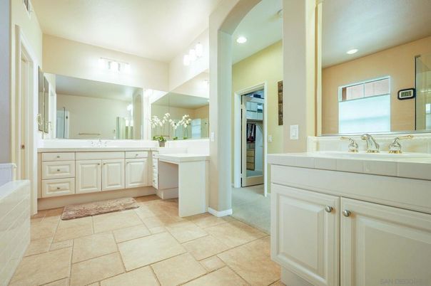 Bathroom, Dual Sink Vanities, Interior, Recessed Lighting