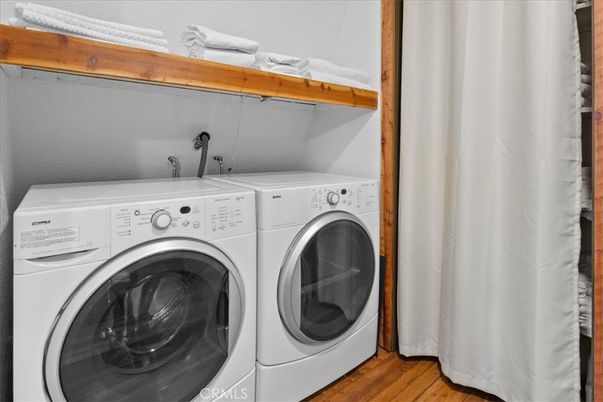 Interior, Utility Closets, Washer, Wood Texture Flooring