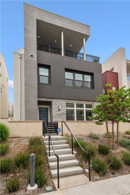 Exterior, Facade, Modern
