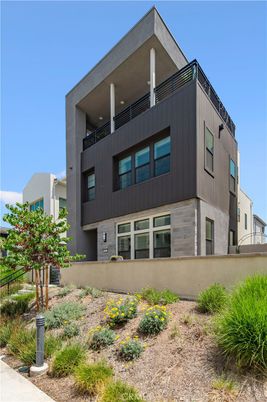 Exterior, Facade, Modern