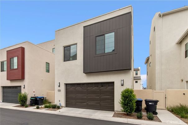 Attached, Exterior, Facade, Rowhouse