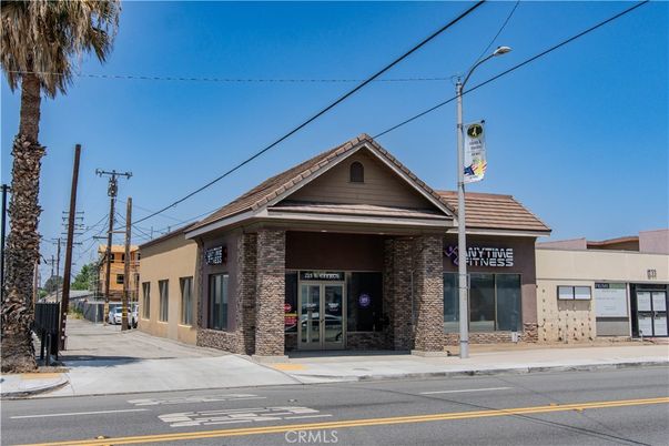 Exterior, Facade, Brick Facade, None