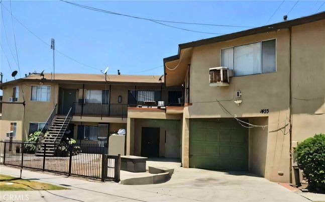 Attached, Exterior, Facade, Modern