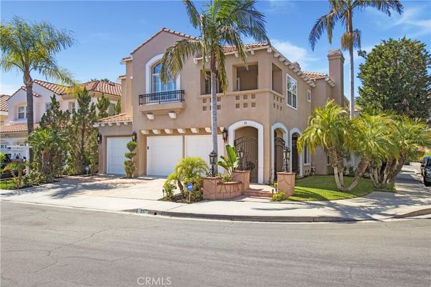 Attached, Exterior, Facade, Mediterranean