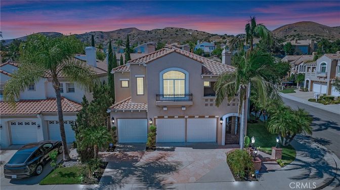 Attached, Exterior, Facade, Mediterranean