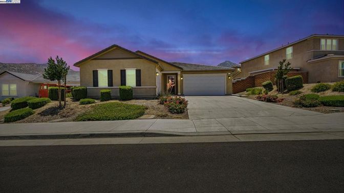 Attached, Exterior, Facade, American Craftsman