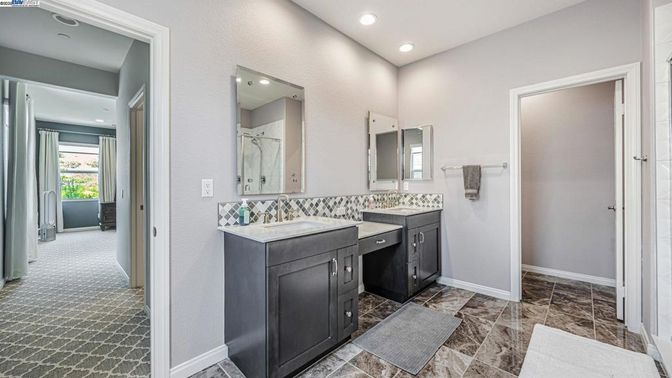Bathroom, Dual Sink Vanities, Interior, Recessed Lighting