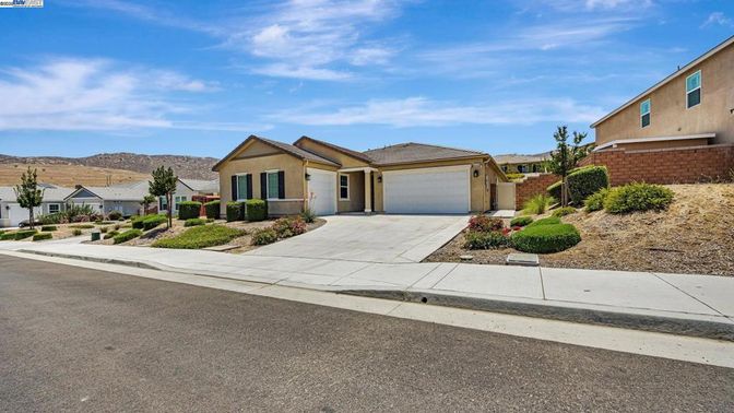 Attached, Exterior, Facade, Ranch