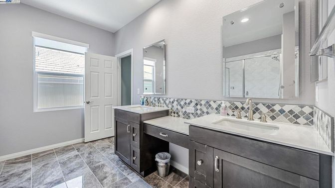 Bathroom, Dual Sink Vanities, Interior, Recessed Lighting