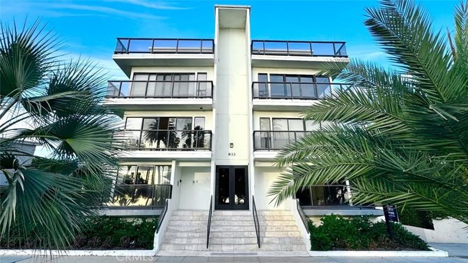 Exterior, Facade, Modern