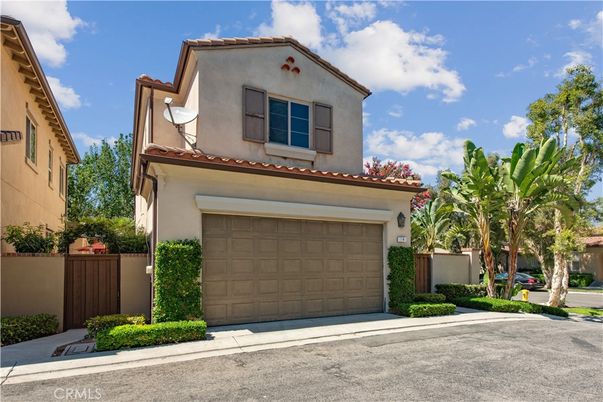 Attached, Exterior, Facade, Mediterranean