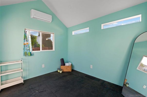 Empty room, Interior