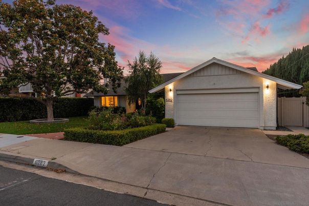 Attached, Exterior, Facade, Ranch