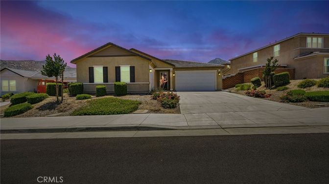Attached, Exterior, Facade, American Craftsman