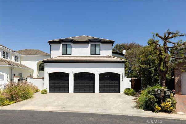 Attached, Exterior, Facade, Mediterranean