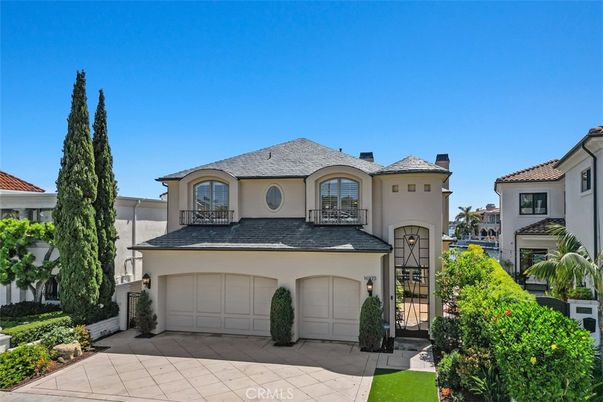 Attached, Exterior, Facade, Mediterranean