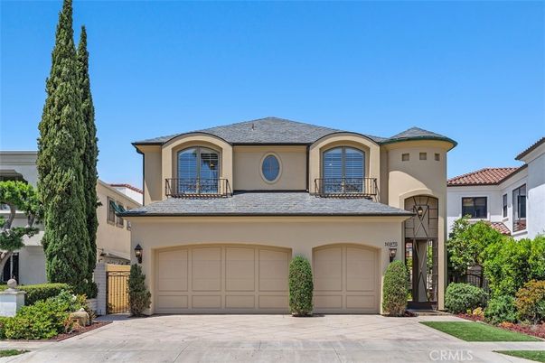 Attached, Exterior, Facade, Mediterranean