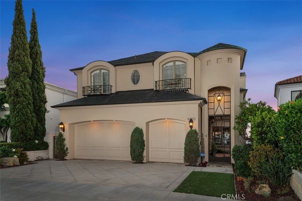 Attached, Exterior, Facade, Mediterranean