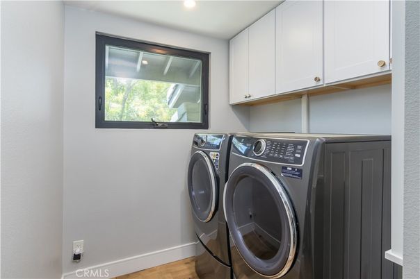 Interior, Recessed Lighting, Washer, Wood Texture Flooring