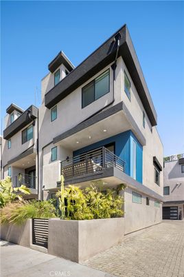 Exterior, Facade, Modern