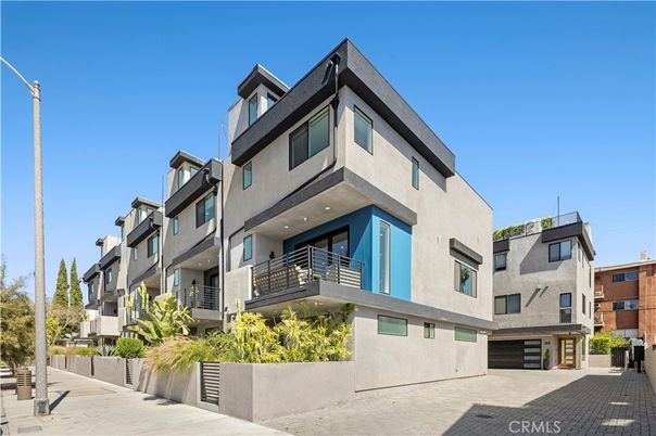 Attached, Exterior, Facade, Modern