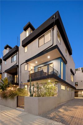Exterior, Facade, Modern