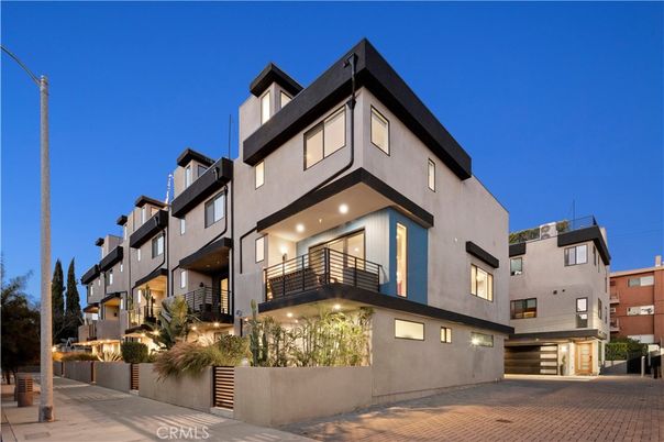 Exterior, Facade, Modern