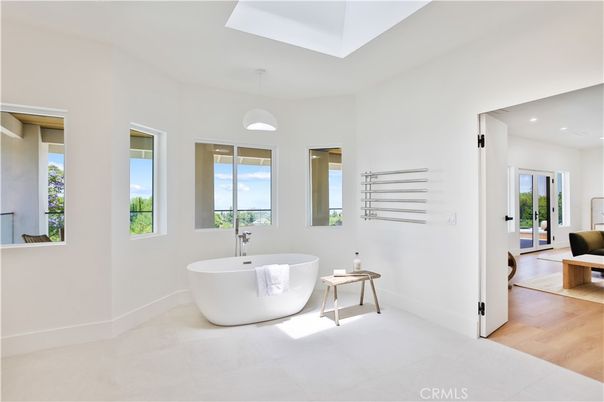 Bathroom, Free Standing Baths, Interior, Pendant Lights, Recessed Lighting, Wood Texture Flooring