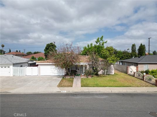 Attached, Exterior, Facade, Ranch
