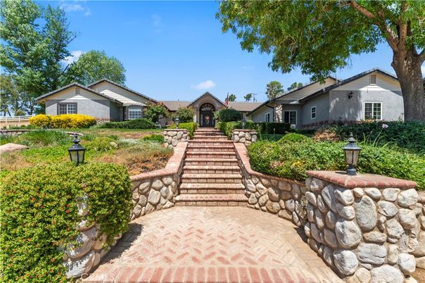 Backyard, Exterior, Facade, Ranch