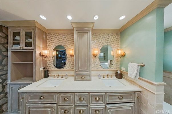 Bathroom, Dual Sink Vanities, Interior, Recessed Lighting
