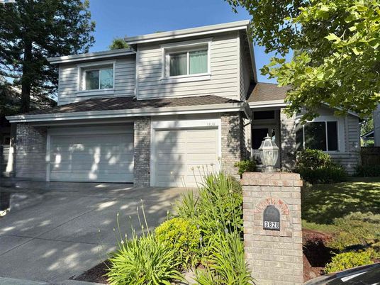 Attached, Exterior, Facade, American Craftsman