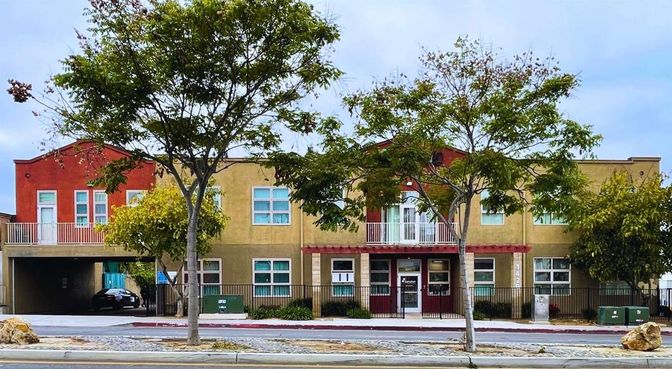 Exterior, Facade, Rowhouse