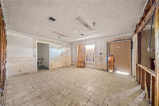 Empty room, Interior