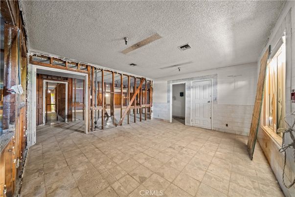 Empty room, Interior