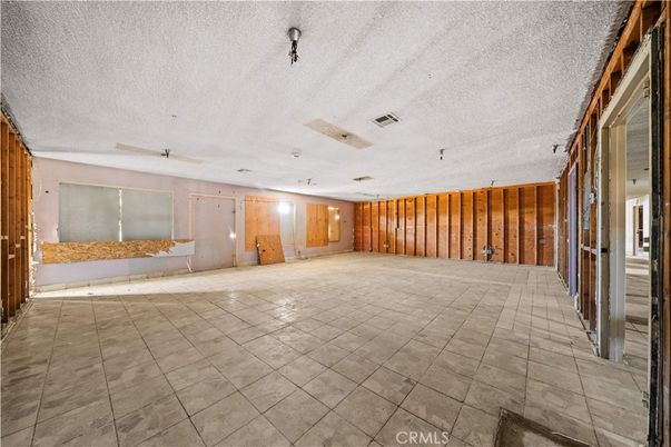 Empty room, Interior