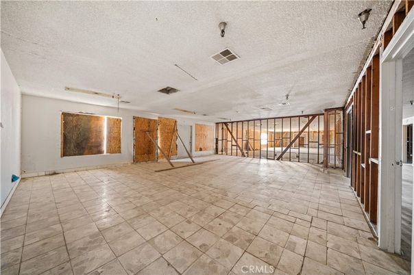 Empty room, Interior